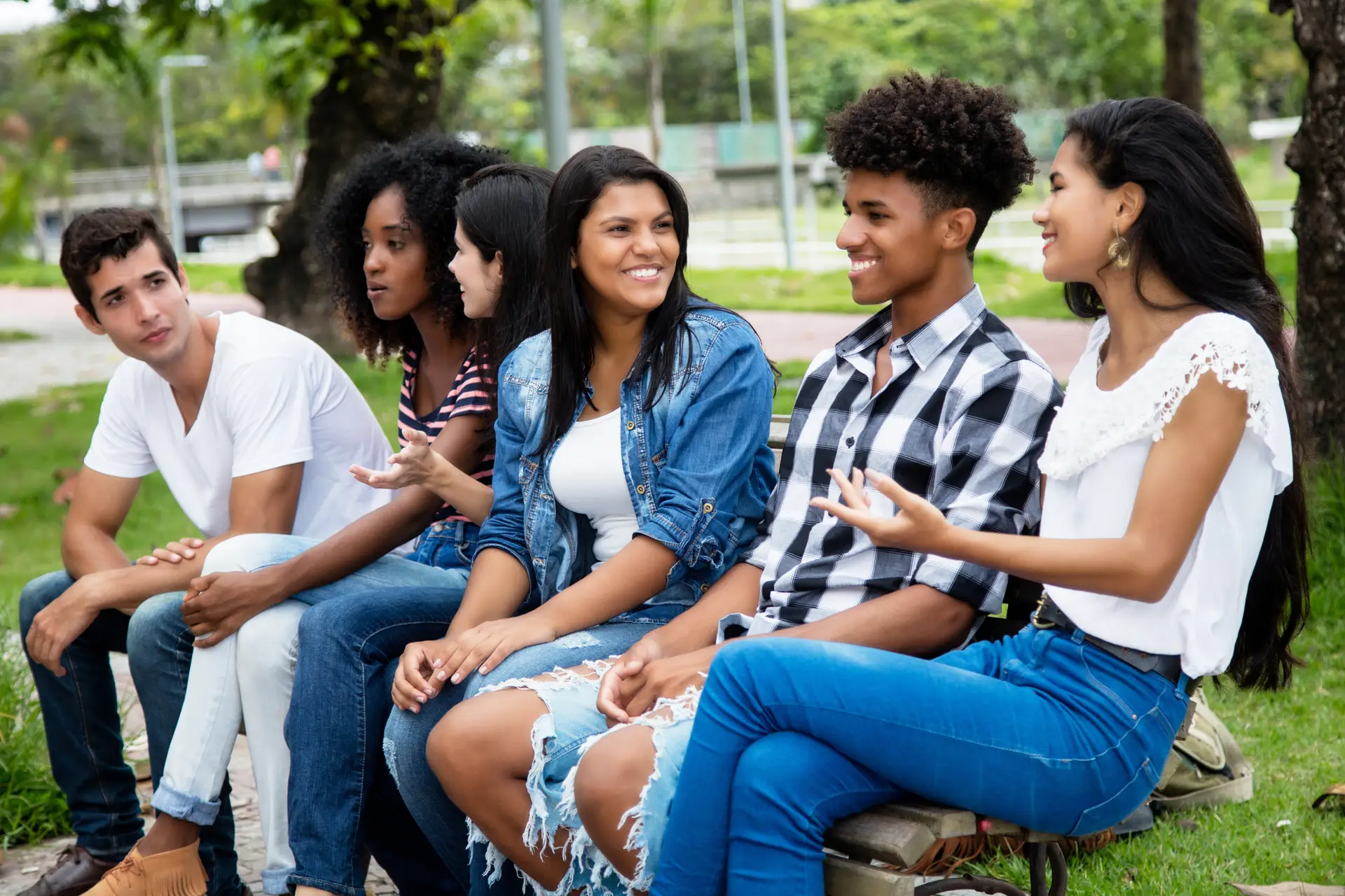 Estudiantes teniendo una conversación