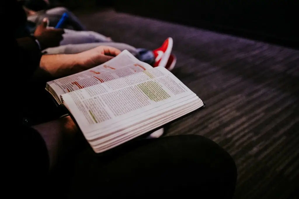 How to read the Bible with a bible on the lap of the a teen reading