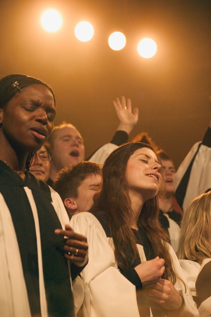Image of multiple churches worshipping together representing Dare 2 Share's article on mobilize the church for evangelism for Day of Global Youth Evangelism.
